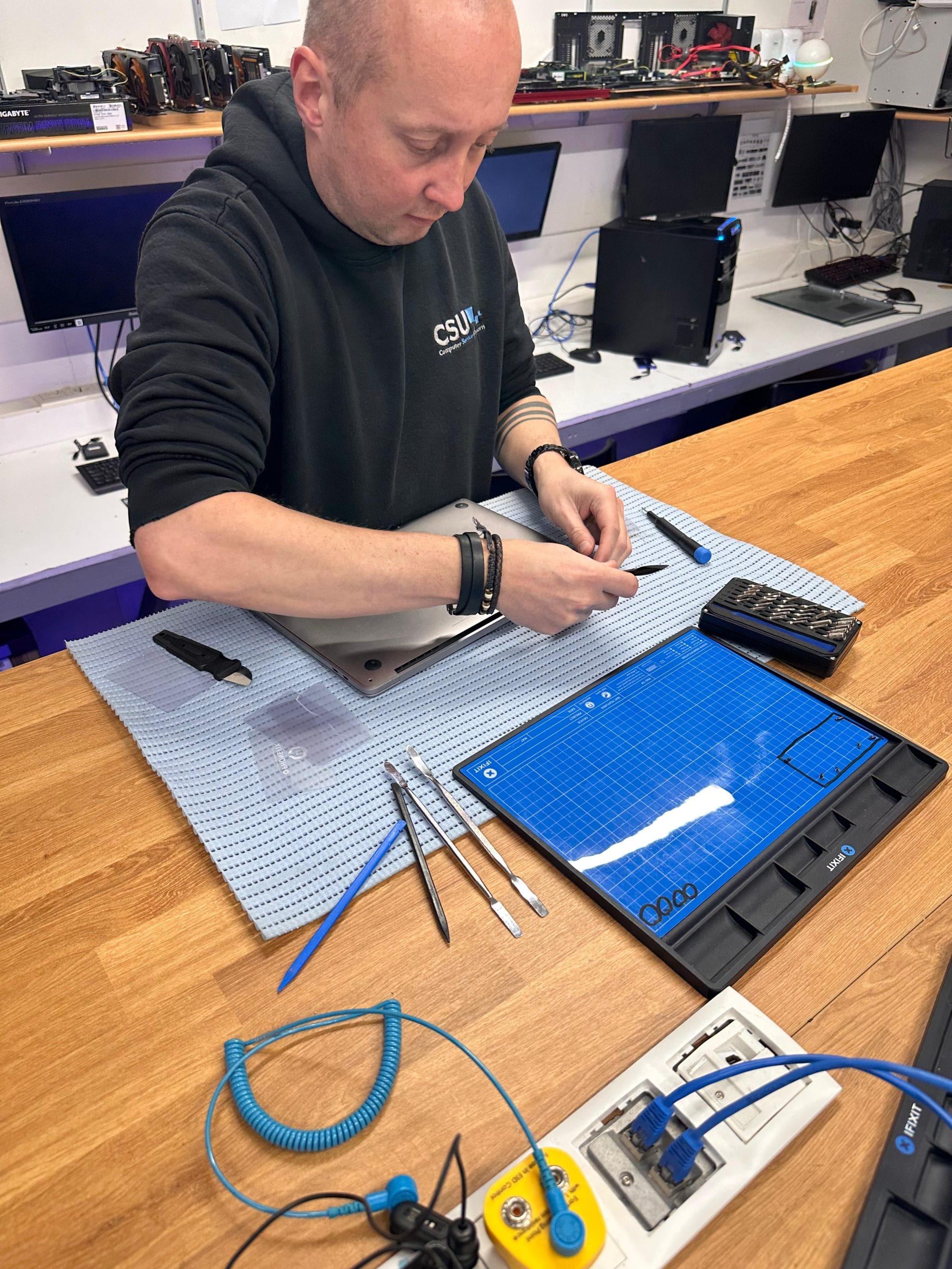 Monteur CSU Uithoorn repareert laptop moederbord